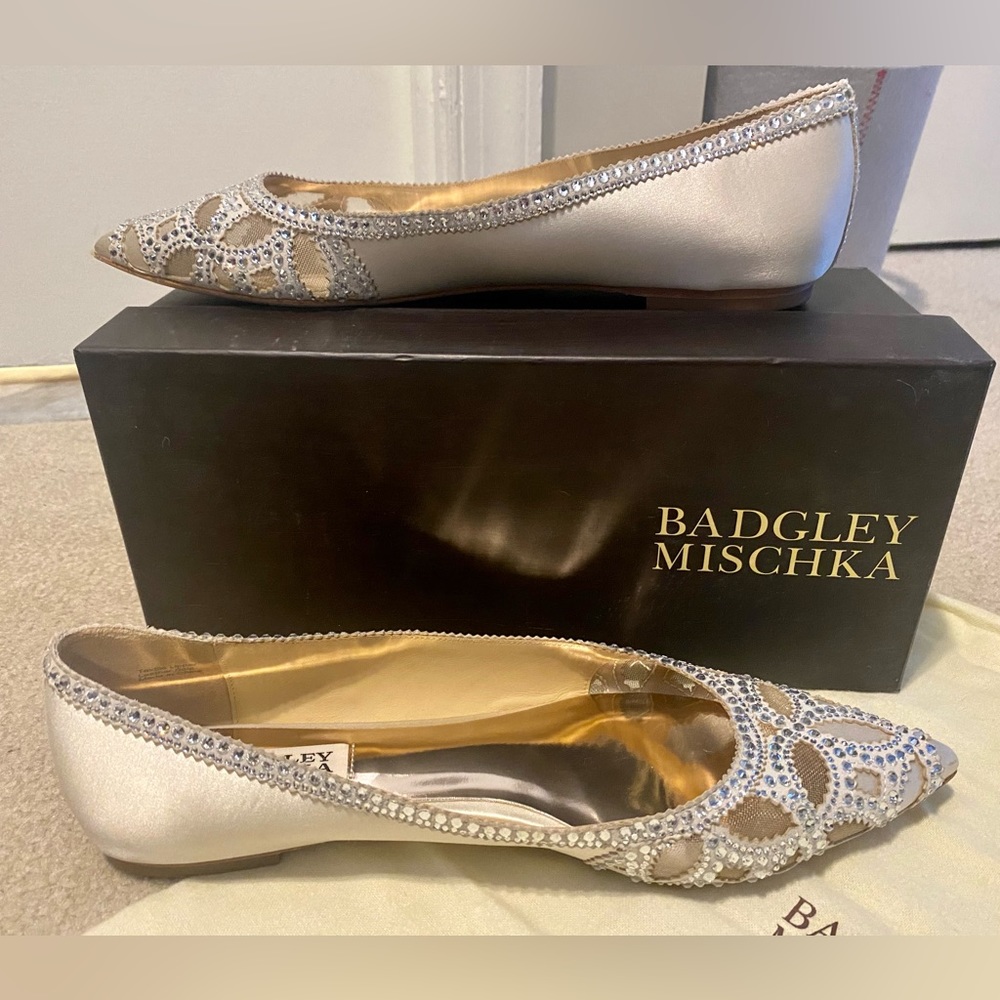 Badgely Mischka Pointed Toe Beaded Ivory Flats 9.0